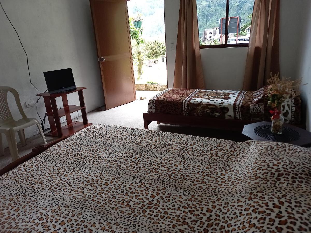 Montano Camping & Hostel บาญอส ภายนอก รูปภาพ