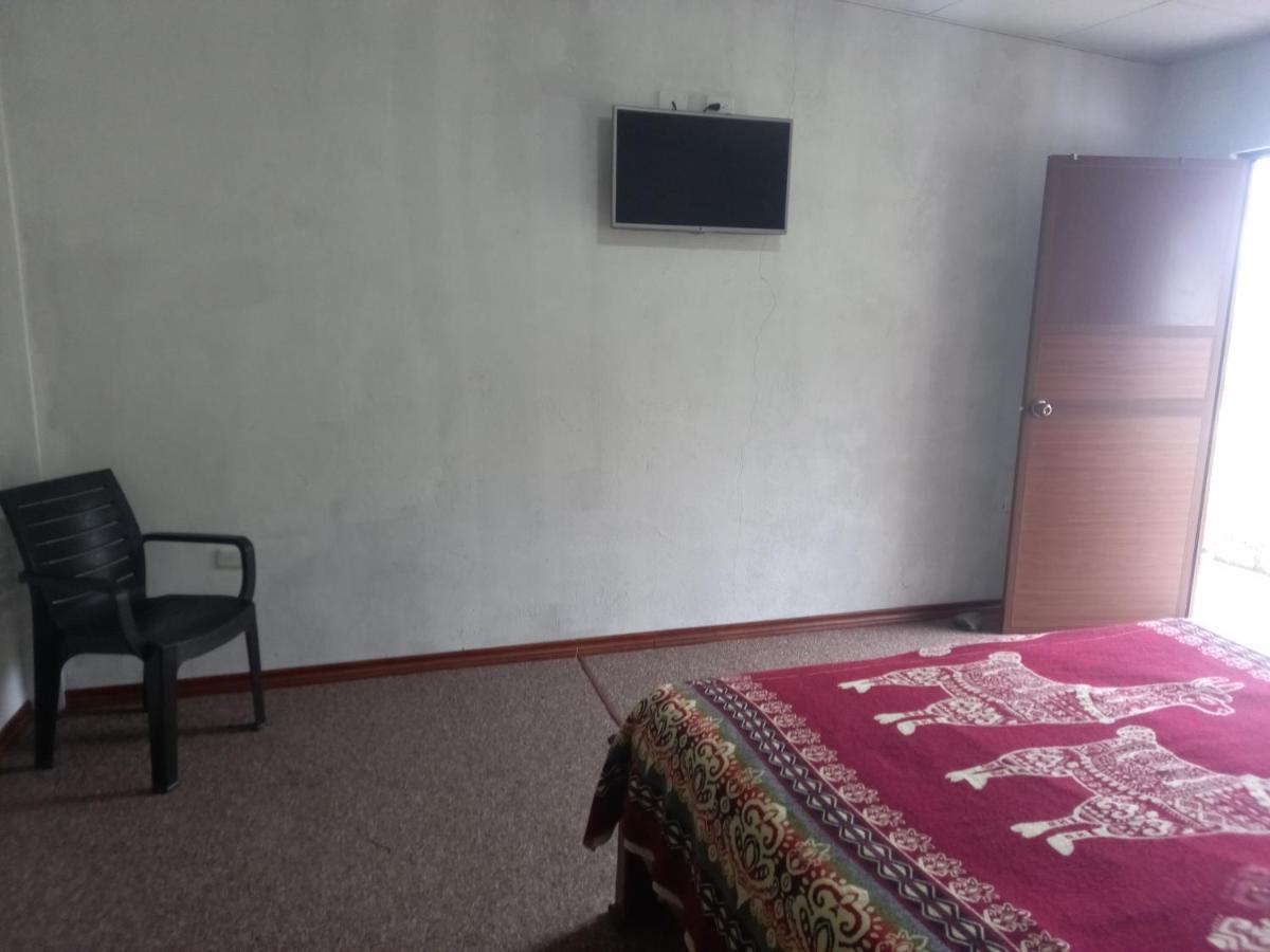 Montano Camping & Hostel บาญอส ภายนอก รูปภาพ